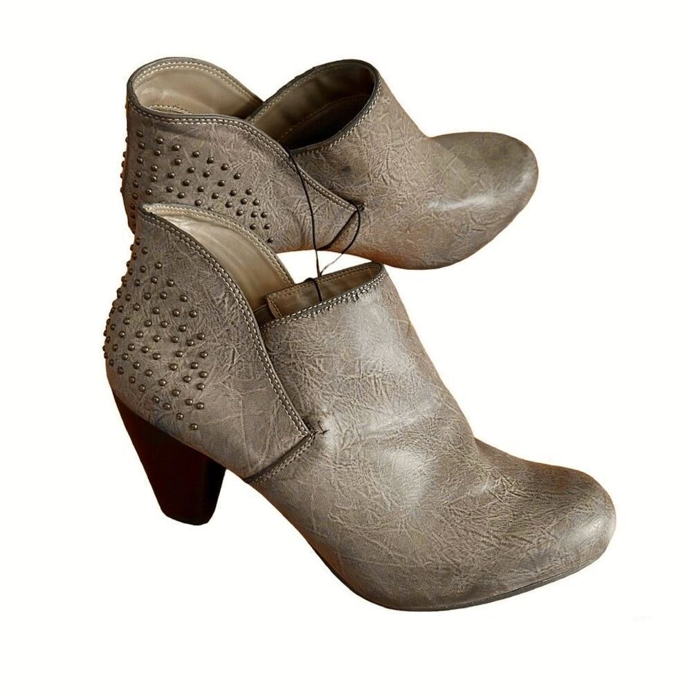 SBICCA Taupe Studded Stacked Heel Ankle Boots 9W